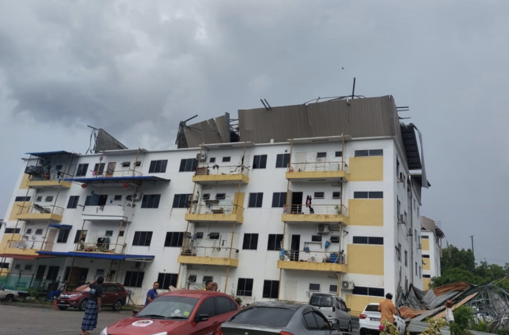 Ribut Di Bintulu, Pokok Tumbang Dan Bumbung Pangsapuri Terbang